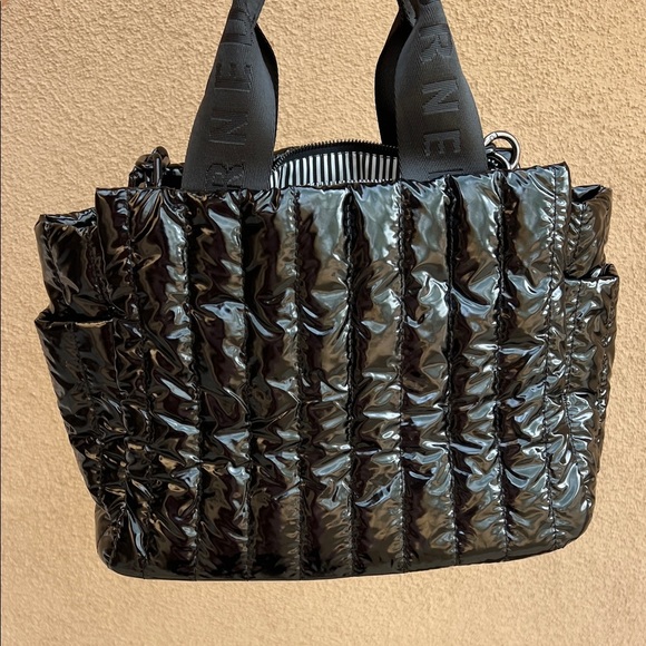 Ah-dorned | Classic Black Metallic Tote Bag w/ Crossbody Strap & Bag Charm Chain - Picture 12 of 17